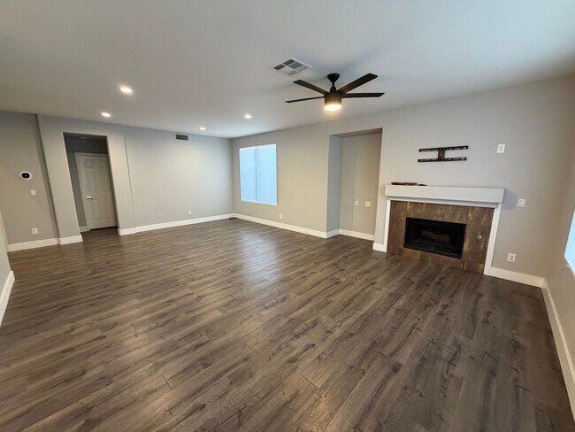 Foto del edificio - BEAUTIFUL 5BD/3BA TWO-STORY HOME W/ POOL IN HENDERSON. 3 CAR GARAGE!