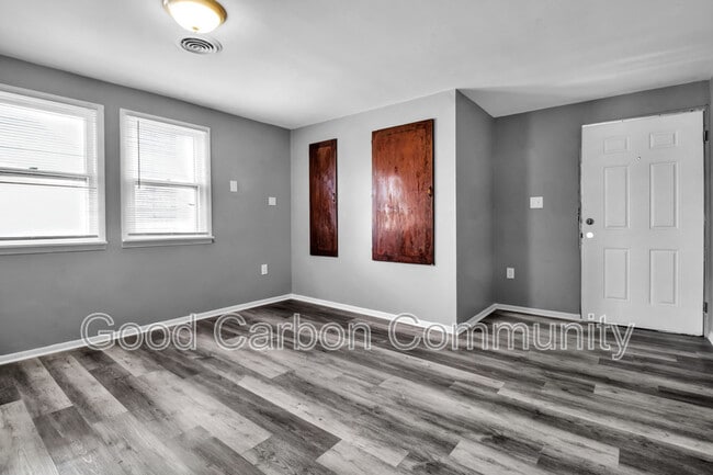 Building Photo - 724 8th St
