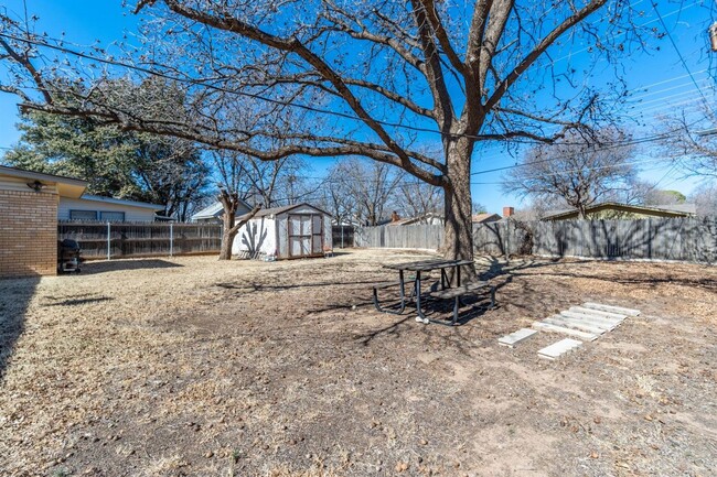 Building Photo - Cute 3/1/1 with Large Backyard