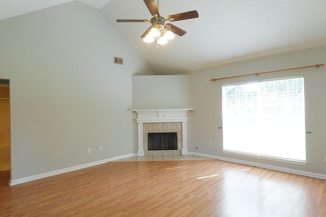 Foto del edificio - Coming Available!