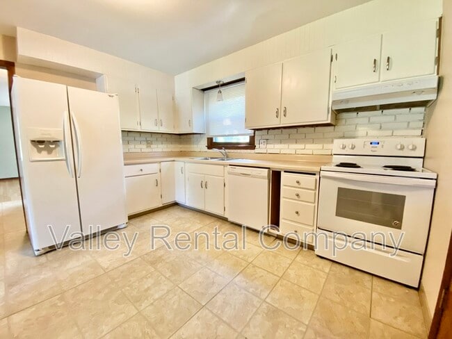 Foto del edificio - 73 Rocky Hill Rd