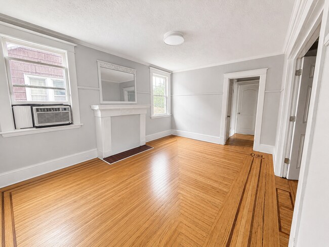 Building Photo - 86 Balmoral Ave S