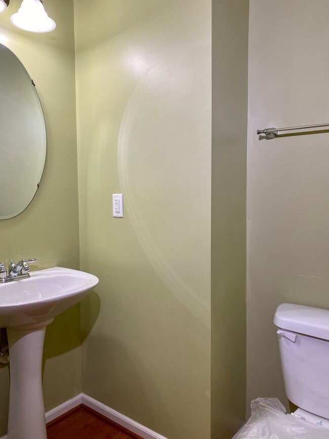 Building Photo - Charming 4 Bedroom/2.5 Bathroom in White M...