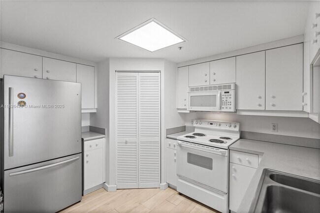 Building Photo - 701 Brickell Key Blvd