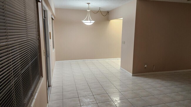 Building Photo - 251 Fanshaw F