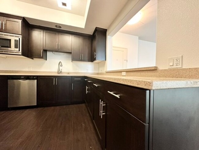 Building Photo - Beautiful, Modern 2 Bed 2 Bath + Bonus Roo...