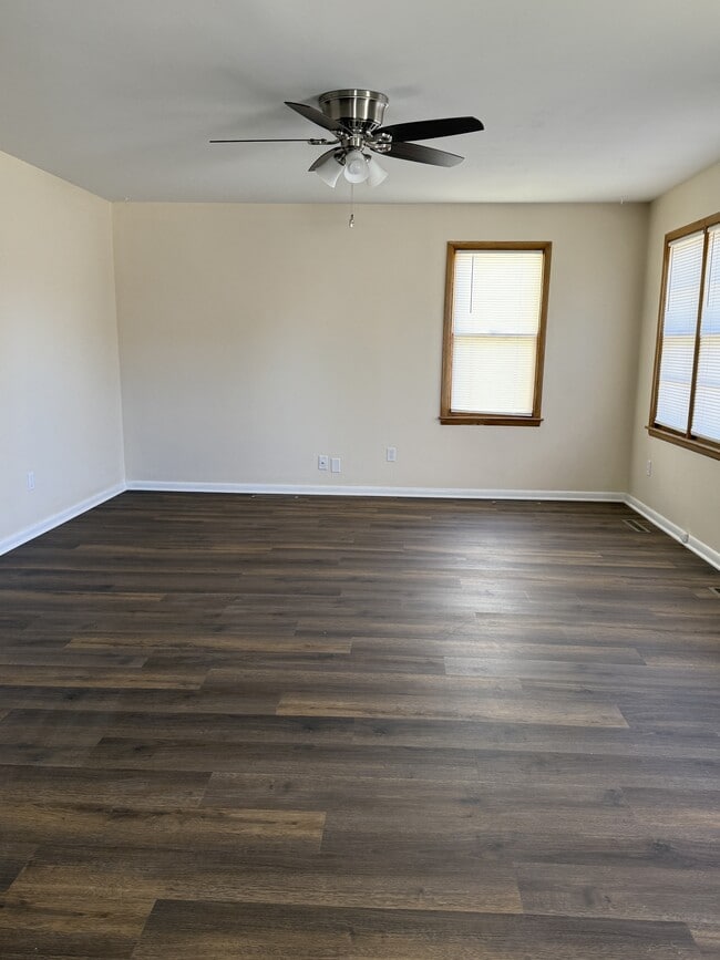 Foto del edificio - 615 N Elm St