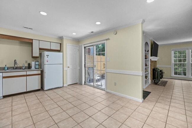 Building Photo - Beautiful Condo-Style Living in Virginia Beach