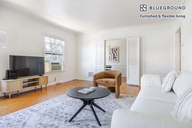 Foto del edificio - 136 S Roxbury Dr