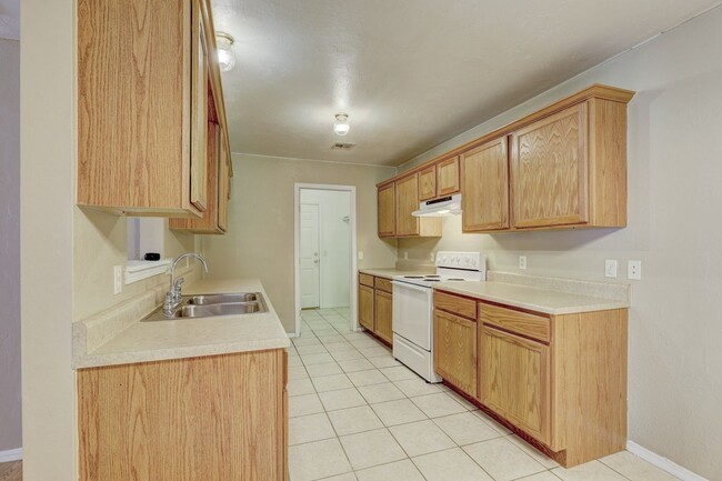 Building Photo - Duplex in Yukon, Available Now!