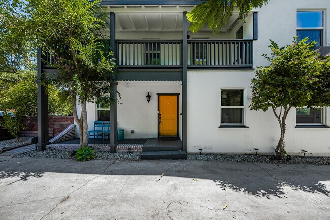 Building Photo - 114 E Woodbury Rd