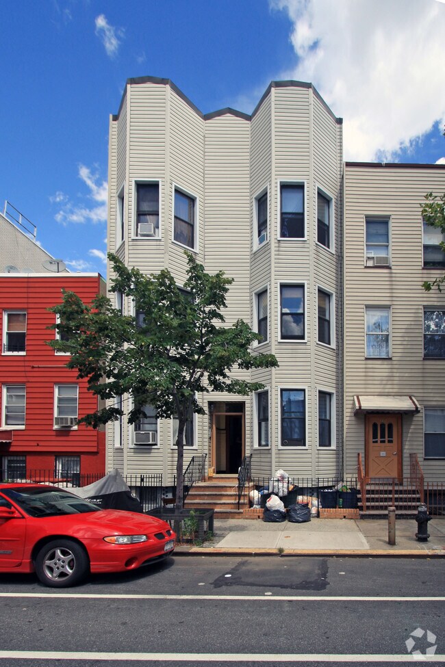 Building Photo - 704 Leonard St