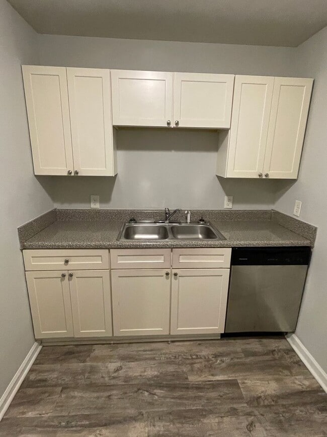 Building Photo - 5907 Lone Oak Dr SW