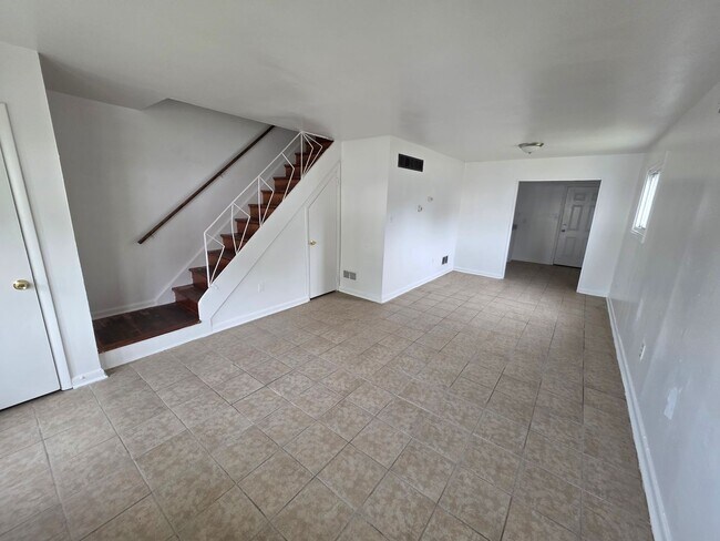 Foto del edificio - 66 Thorn Ln