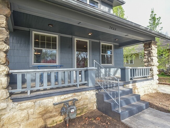 Building Photo - Waldo 4 Bed 2 Bath Home + 2 Car Garage