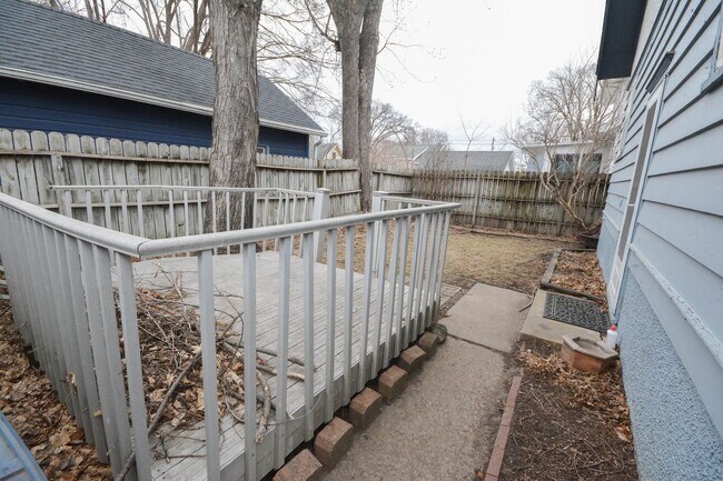 Building Photo - Classic Kutzky Park charmer!