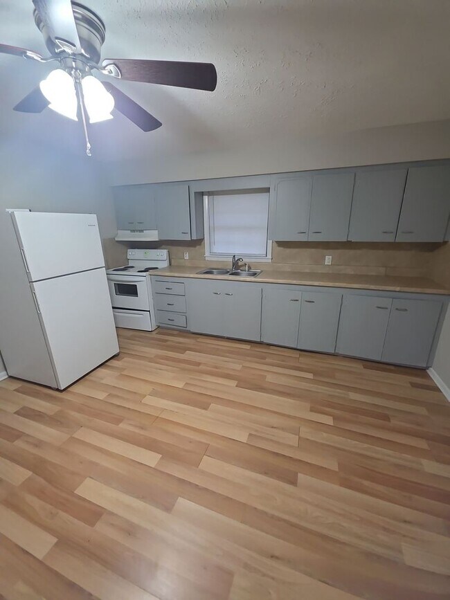 Foto del edificio - 221 Camp Dr