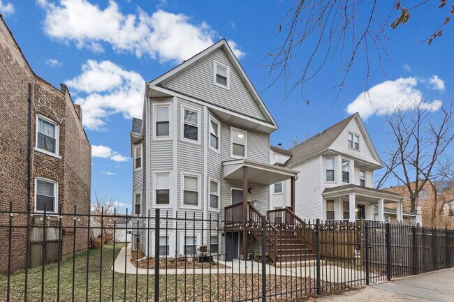 Building Photo - 3251 W Berteau Ave