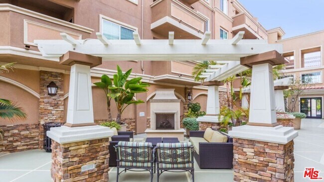 Foto del edificio - 2750 Artesia Blvd