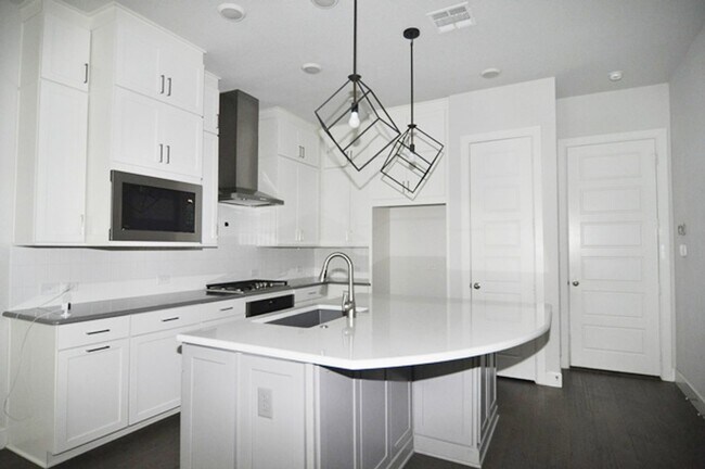 Building Photo - Trinity Grove ~ Skyline Views!
