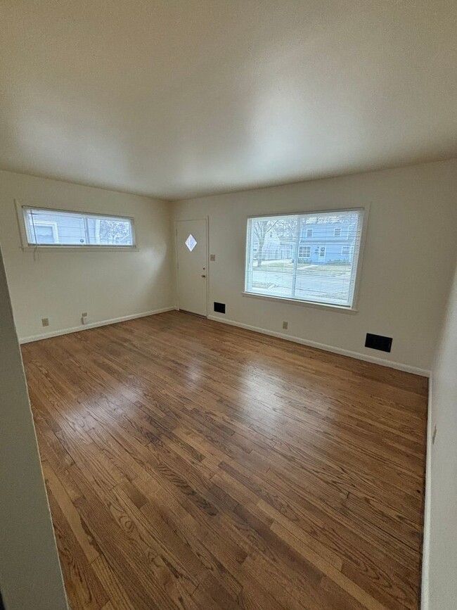 Building Photo - Single Family 3 Bedroom Home