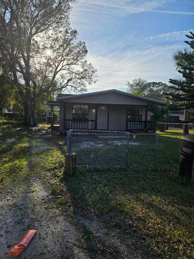 Building Photo - 2 bedroom 1 bath NEWLY RENOVATED