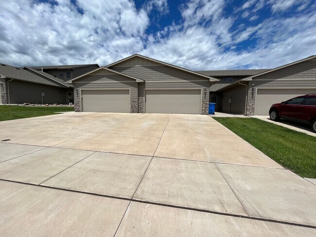 Building Photo - 3 Bed/2.5 Bath Townhome For Rent!