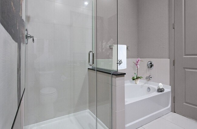 Building Photo - Urban Elegance: One Bedroom Apartment Living
