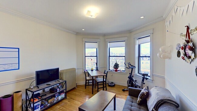 Foto del edificio - No Brokers Fee. No Security Deposit, Heat, Hot Water Included, Laundry, Elevator, Steps from the ...