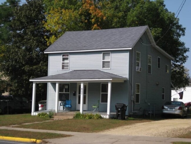 Building Photo - 607 13th Ave E