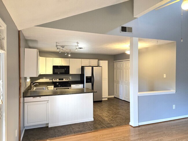 Foto del edificio - Spacious Updated House in Century Hills   ...