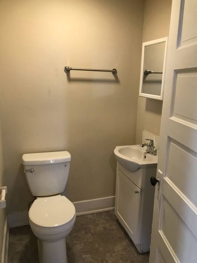 Foto del edificio - Upstairs 1 Bedroom 1 Bath Apartment