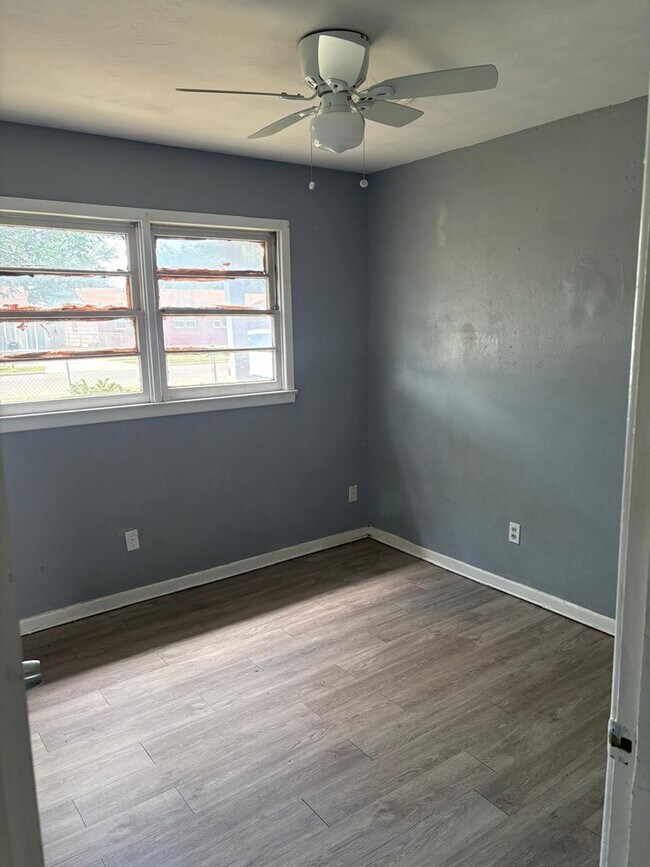 Foto del edificio - Handyman Special $0 First Month's Rent / “You fix, you SAVE BIG!!” Contact Mayshell for details: ...
