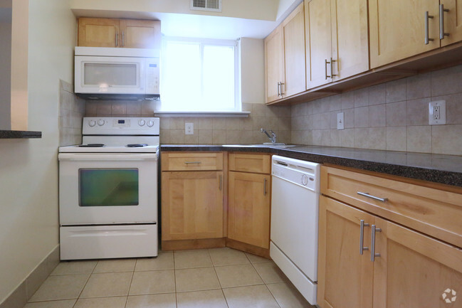 Kitchen - Lansdowne Station Apartments