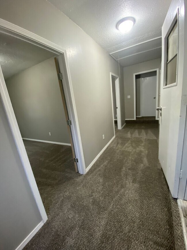 Building Photo - Cute 4 Bedroom Home