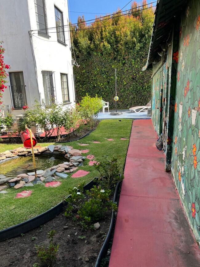 Building Photo - 233 S Doheny Dr