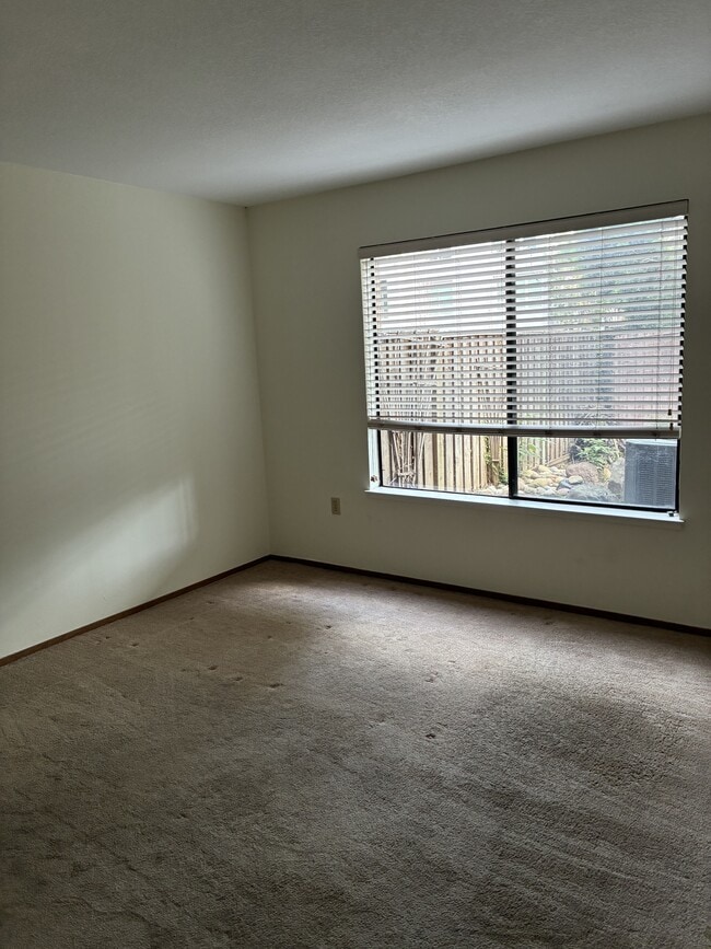 Building Photo - 1065 Huntington Common