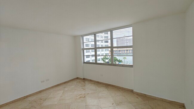 Foto del edificio - 825 Brickell Bay Dr