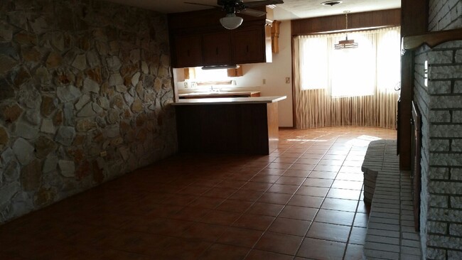 Foto del edificio - 5 bed 3 bath home for rent!