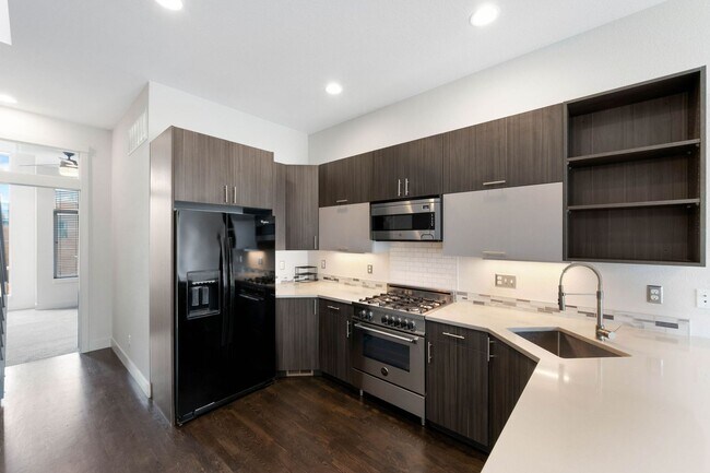 Building Photo - Modern 2BD, 2BA LoHi Townhome with Rooftop...