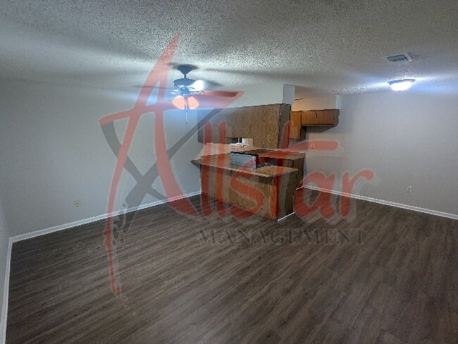 Foto del edificio - 8061 Martha Ann Ln