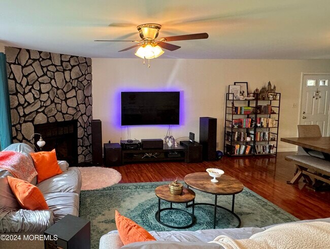 Foto del edificio - 101 Reynolds Ct