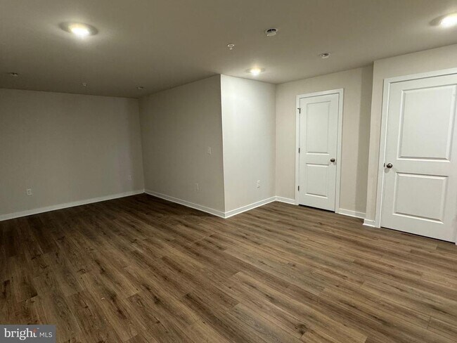 Building Photo - 256 Talucci Dr