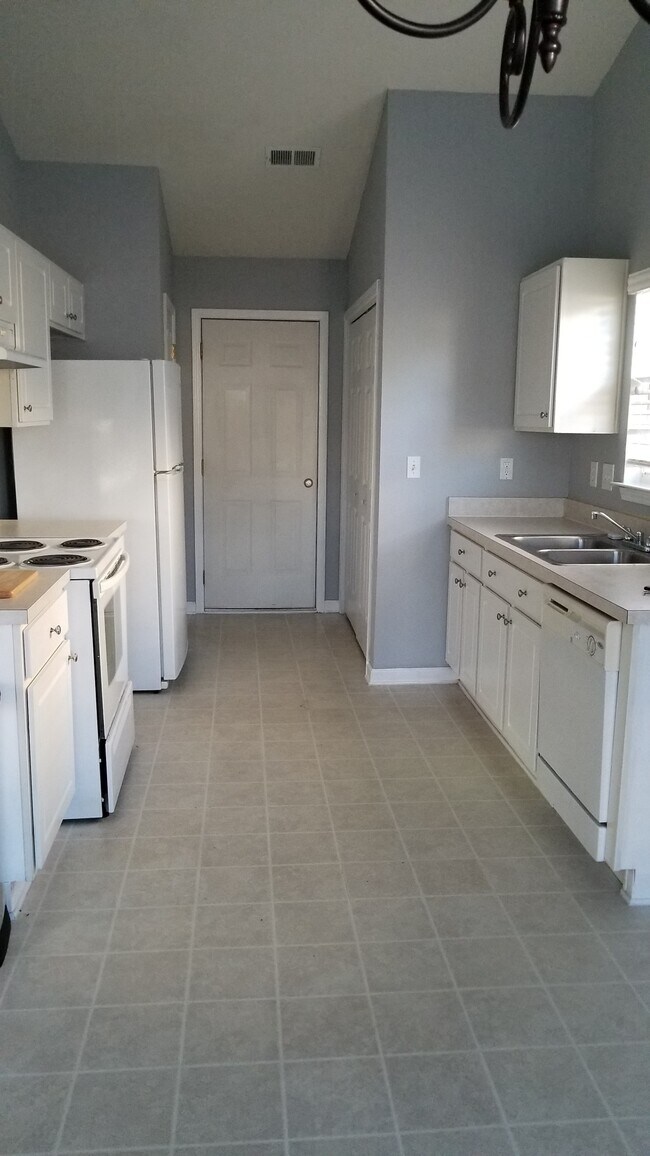 Kitchen - 4504 Planters Row Way