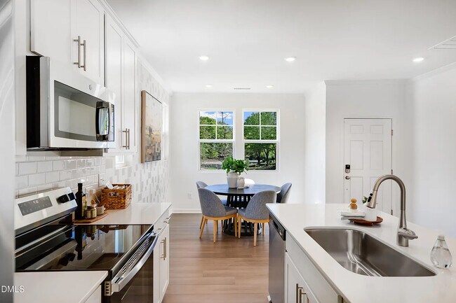 Foto del edificio - Room in Townhome on Crescent Townes Wy