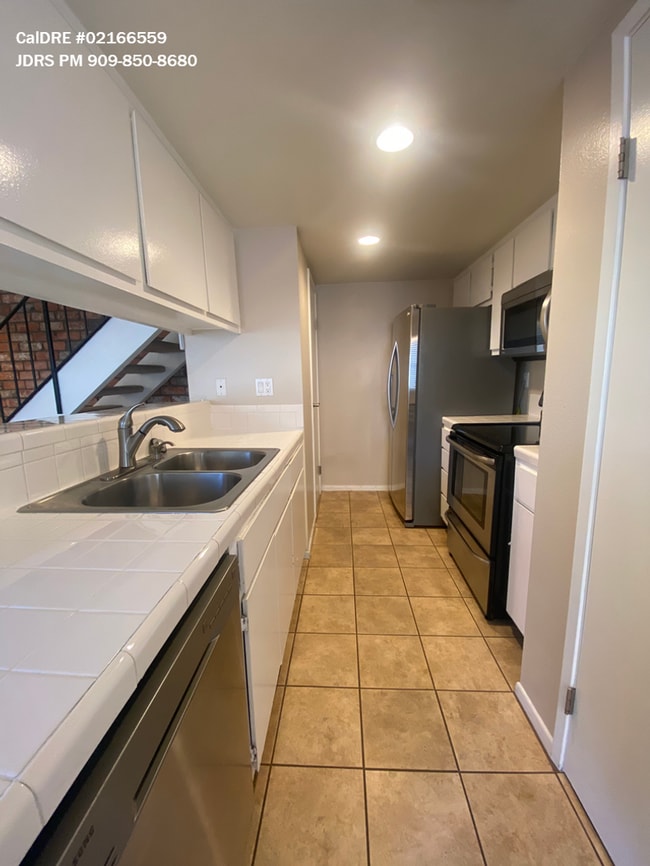 Building Photo - Price Lowered! La Verne 2 Bedroom Condo