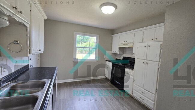 Building Photo - 3 Bedroom in MWC!