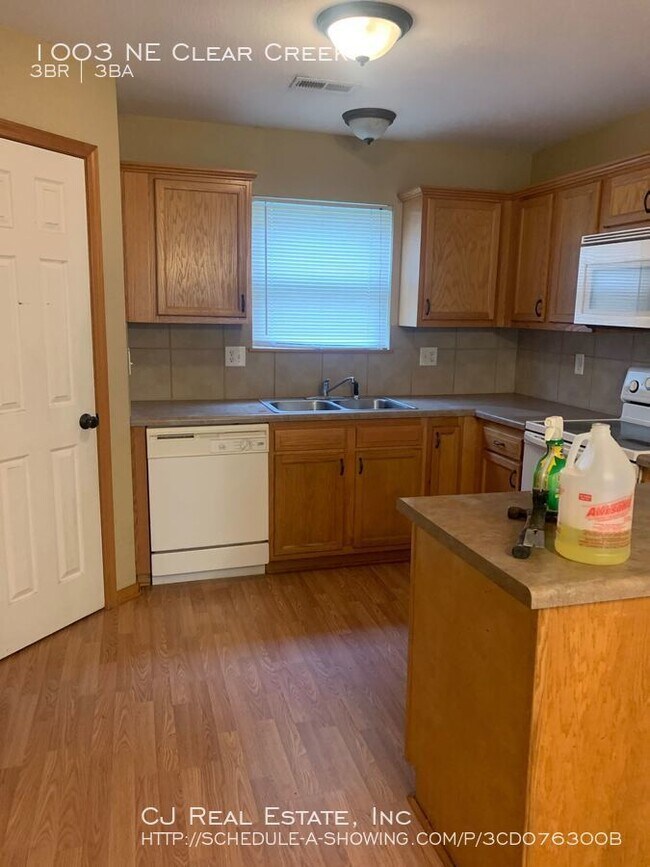 Foto del edificio - 1003 NE Clear Creek Rd