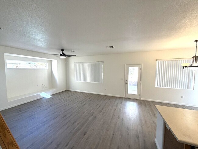 Foto del edificio - BEAUTIFUL 4 BEDROOM, 2.5 BATH HOME