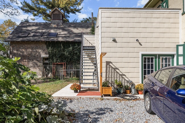 Building Photo - 131 W Walnut Ln